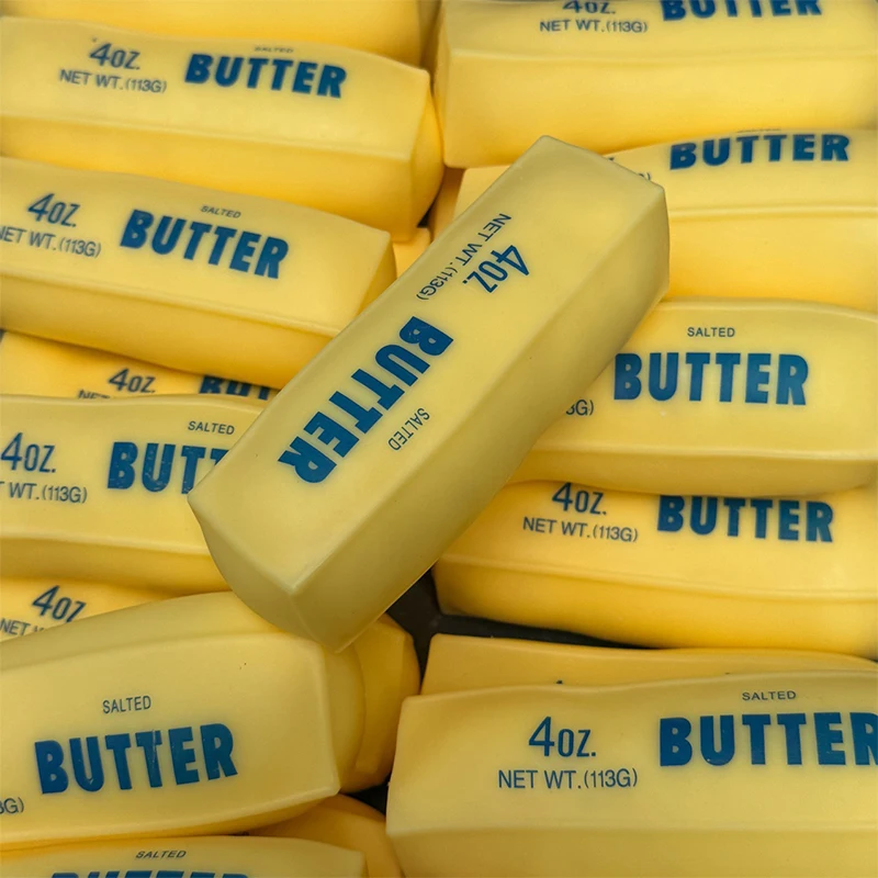 Novelty Gifts - バターの形をした、握って遊べるストレス解消ボール。サクサクとした感触で、手を休めるのに最適。丸いブロック型で、ASMR効果も期待できる。プレゼントにも。